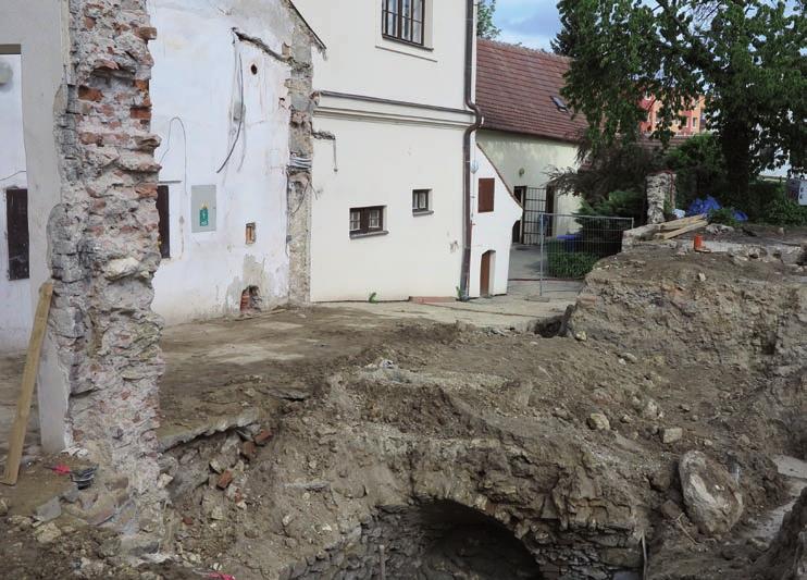 Jaroslav Goš Odbor investic a místního hospodářství Samotnému zahájení stavby předcházely demolice objektů čp. 98 (bývalý městský dům) a čp. 99 (bývalý pneuservis).