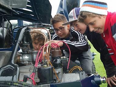 Článek z novin V Krásném Údolí burácely motory nablýskaných historických krasavců POD KAPOTOU se ukrývaly skutečné skvosty. Obdivovat je přišli dospělí i děti. Autor: Deník/Martin Polák 18.5.
