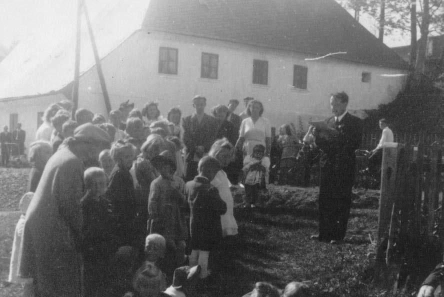 Lípa symbolizovala i matku, která dává svým dětem (lidem) vše potřebné ze dřeva se dalo vyřezat vše důležité pro domov, počínaje lžící, dále štíty na obranu, ale i oltáře, ikony, také hudební