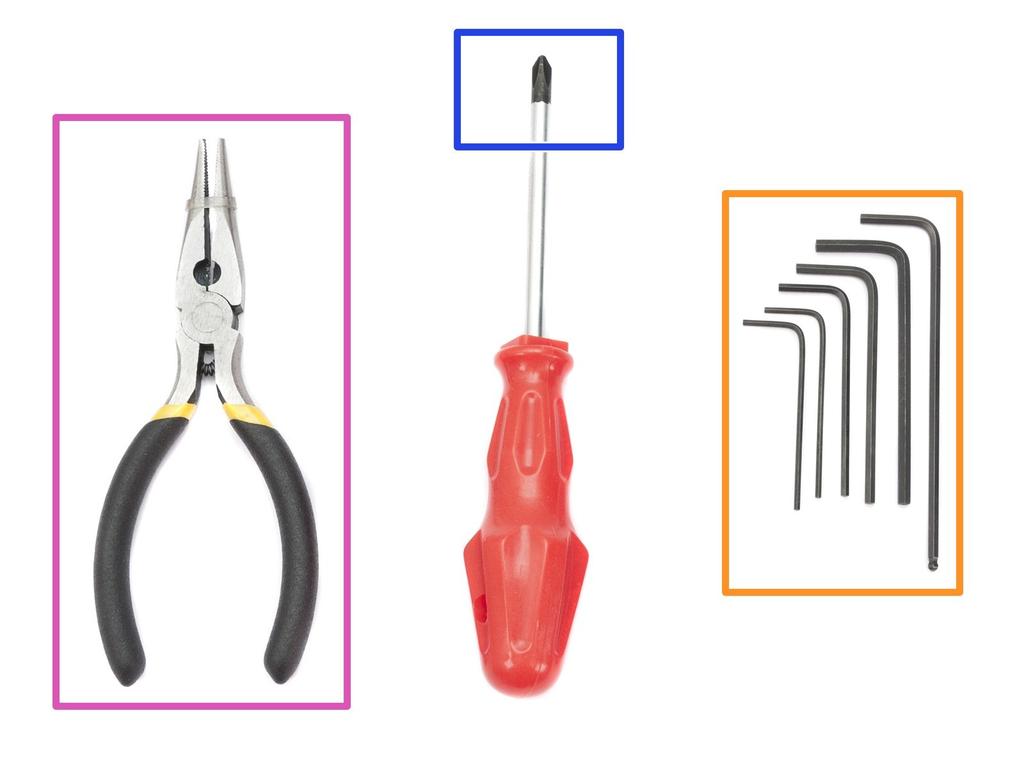 Step 1 Ke stavebnici přikládáme všechno potřebné nářadí Kit obsahuje: Čelisťové kleště (1x) Křížový šroubovák