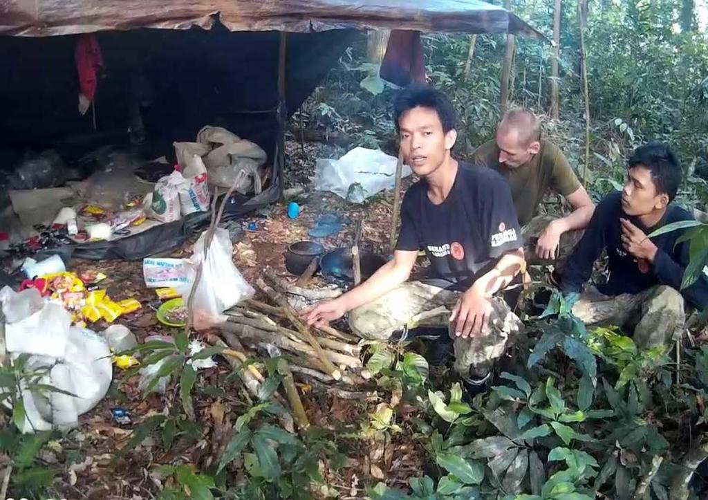 ODHALENÍ OZBROJENÝCH PYTLÁKŮ NAD REZERVACÍ GREEN LIFE V červnu 2017 došlo díky fotopastem a přímé terénní hlídkové činnosti k odhalení ozbrojené pytlácké skupiny v NP Gunung Leuser v kopcích nad