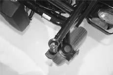 Ke zkrácení délky elektrického vozíku se stupačky dají vytočit dovnitř nebo ven [1]+[2]. Před vytočením stupaček sejměte lýtkový kurt.