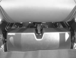 SEDAČKA Odklopení sedačky Sedačku při odklápění nezvedejte za stupačky. V případě potřeby sejměte stupačky. Elektrické stupačky sejměte pokaždé. K odklopení uchopte sedací polštář pod přední hranou.