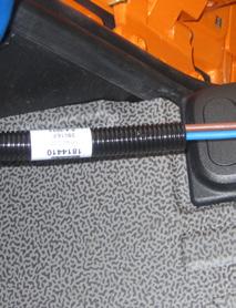 13 13 D E 15 Trubkou husí krk umístěnou ve spodní části na straně u spolujezdce prostrčte kabel Az a M a vystrčte ho koncem