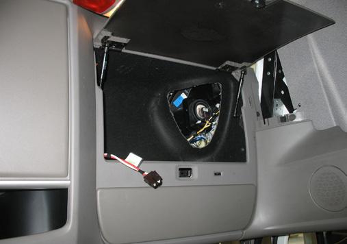 NL SLIM COOL ALLE MODELLEN BEHALVE EURO 6 Gedetailleerde instructies voor de installatie van de stroomkabels met toegang via het dashboardkastje bovenaan rechts 6 Open het deksel van het