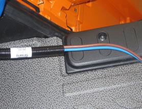 SLIM COOL Gedetailleerde instructies voor de installatie van de bekabeling Model Euro 6 NL 14 Open het dashboardkastje bovenaan rechts (D) en verwijder het deksel (E).