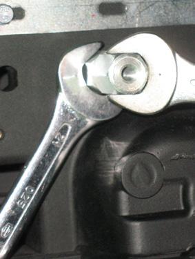 SLIM COOL CZ POUZE PRO MODELY: DAF XF 105 Super Space Cab EURO 5 a EURO 6 2a Zařízení Slim Cool umístěte do vertikální pozice, uvolněte šrouby centrovačů jen tak, aby bylo možné je odsunout.