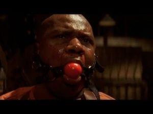 Pulp Fiction 17 pistoli a začne divoce pálit po Butchovi, který se potácí napříč ulicí. Butch hledá úkryt v zastavárně, kam jej Marsellus pronásleduje.
