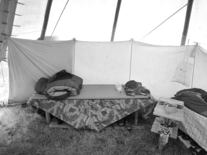 Strana 5 Ubytování Na táboře spíme ve stanech tee-pee po 5-7 lidech. Kluci spí na lehátcích nebo dřevěných postelích (nutná karimatka a spacák, který bude dostatečně teplý).