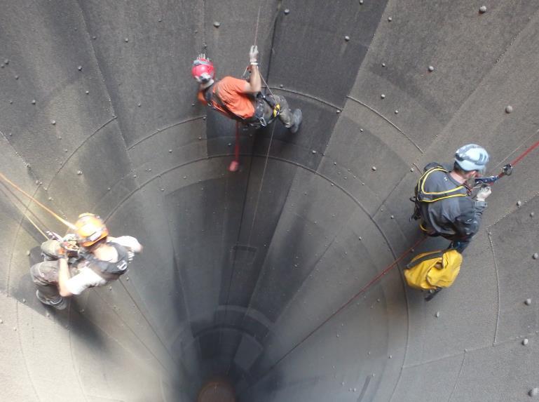 2.5. Potrubí oxidačního vzduchu, sací koše, míchadla suspenze. Dvě ze tří potrubí oxidačního vzduchu byly neprůchozí, zanešené ztvrdlou suspenzí.