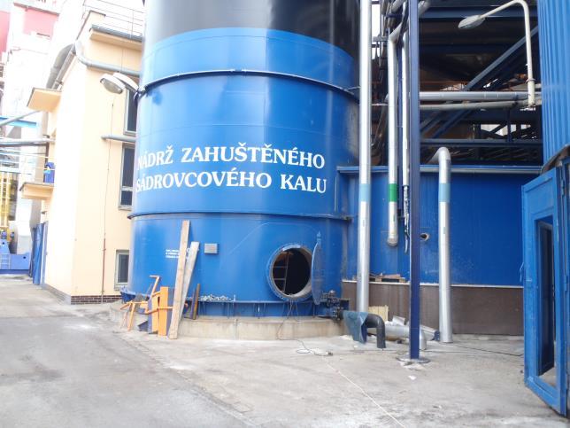 4. Nádrž zahuštěného sádrovcového kalu. Pogum nádrže sádrovcového kalu je hladký s viditelným výrobním rastrem. Stěnu a dno nádrže pokrývá tenká prachová vrstva zbytků sádrovce.