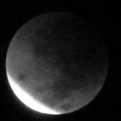 Zatmění Měsíce - 4. května 2004 V úterý 4. května ve večerních hodinách nastalo úplné zatmění Měsíce, které z území naší republiky bylo viditelné v podstatné části svého průběhu.