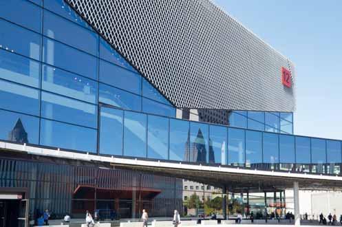2/2019 ze zahraničí / 5 Byli jsme na veletrhu IFFA 2019 Nová hala 12 Zdroj: Messe Frankfurt Reprezentanti firmy Váhala na přátelském a obchodním jednání s MVDr.