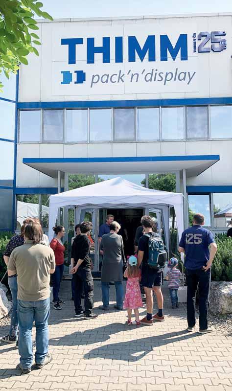 Potravinářský zpravodaj 4 / 2019 z domova / 17 V THIMM pack n display ve Všetatech se slavilo Všetaty Před 25 lety byla na zelené louce ve Všetatech založena česká pobočka mezinárodní skupiny THIMM.