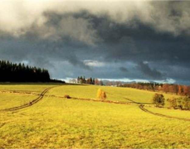Socha sv. Jana Nepomuckého Roku 1820 byla u kostela postavena nová brána ke hřbitovu, jejíž součástí byly i dva pilíře se sochami sv. Jana Nepomuckého a sv. Antonína.