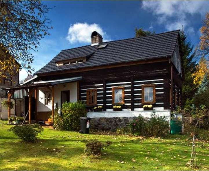 KULTURNÍ A OSTATNÍ PAMÁTKY Místní architektura Především ve středu obce se dochoval ucelený soubor patrových roubených domů, které jsou dokladem místní lidové architektury.