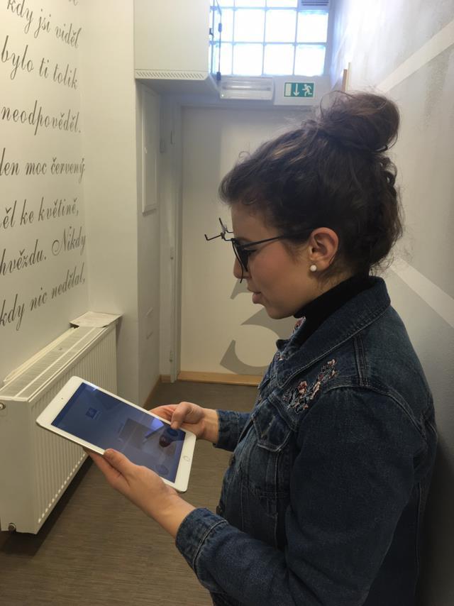 2.4.3 Centrovací přístroje Mezi centrovací přístroje patří například tablet a centrovací věž. 2.4.3.1 Centrace pomocí tabletu Centrace pomocí tabletu patří mezi moderní technologie.