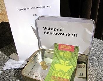Do soutěže mohou zasáhnout také návštěvníci výstavy. Budou-li hlasovat pro dílo, které je oslovilo, určí dalšího vítěze Ceny diváků.