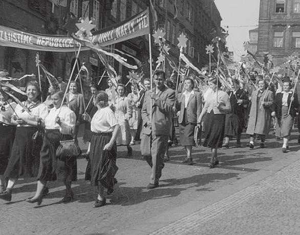 Zaměstnanci ÚÚG v průvodu 1. května 1952. J. Zajíc, 1952.
