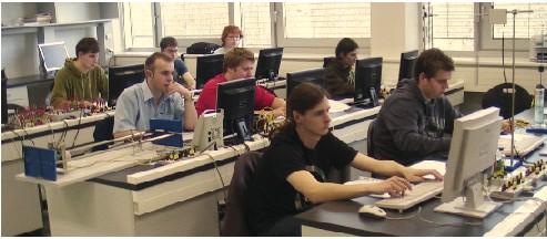 2. CÍLE PRÁCE 1. Cílem práce je vytvořit pomocí výběru správného software a hardwaru plně počítačově orientovaný experiment pro popis RLC obvodu.