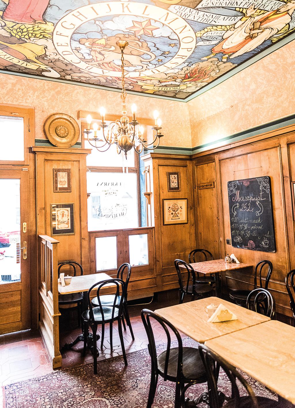 obchody i laciné bazary. Holešovice mají svou čtyřnohou celebritu. 04 05 Holešovický Montmartre skvost ve vnitrobloku. Nejkrásnější vintage kavárnu najdete schovanou mezi růžovými keři.