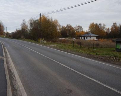 Na hranici pozemku je plynovod, veřejný vodovod, kanalizace a elektřina.