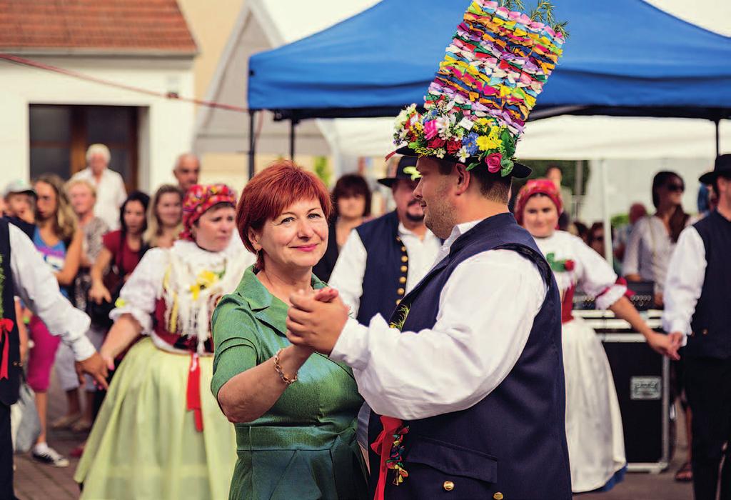 KOMÍNSKÝ zpravodaj 9 2017 Městská část Brno-Komín Paní starostka Milada Blatná s hlavním stárkem. Foto Jana Šuplerová Hody místo setkávání Čí jsou hody! Naše!