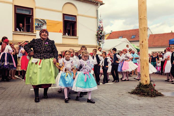 Za přípravu a organizační zajištění hodů patří veliké poděková ní zvláště paní Vlaďce Balejové, komínským krojovaným, místním hasičům, účinkujícím a všem, kteří se na přípravě a realizaci hodů