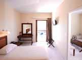 43 Hotel se nachází ve svahu porostlém zelení nad letoviskem a nabízí nezapomenutelný výhled na moře a Kapsali.