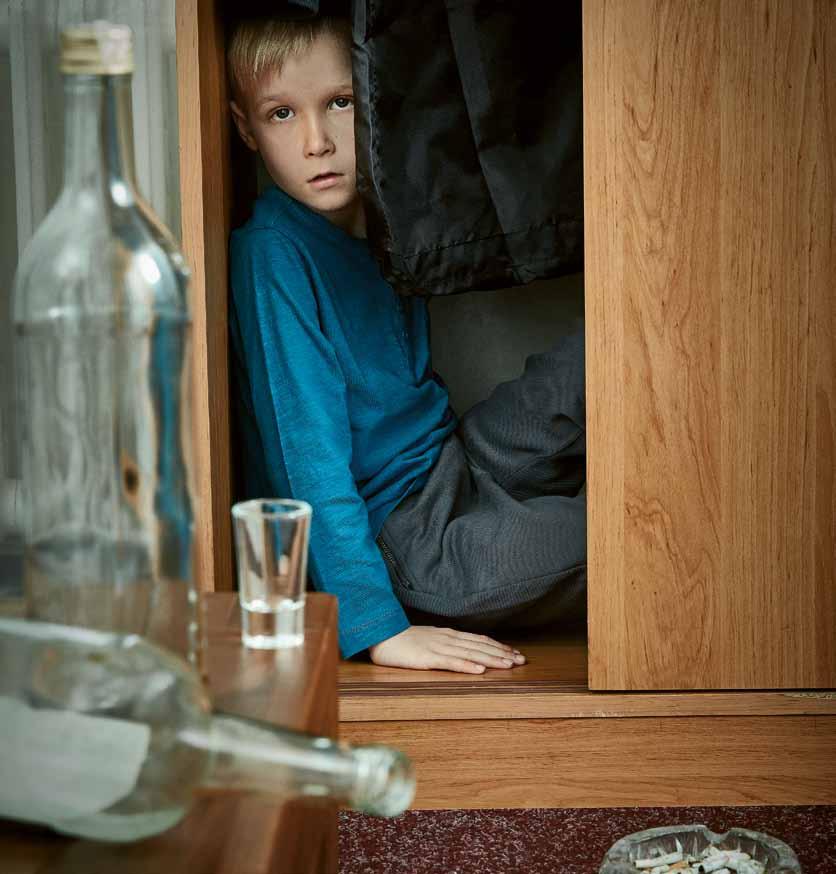 Pomáhejte s námi dětem v tíživých situacích. Například když žijí s alkoholiky. Vytvořte s námi nešťastným dětem spokojený domov.
