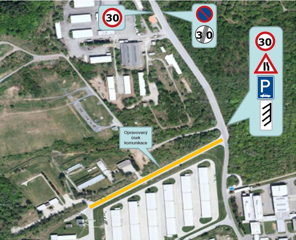 na ÚK ve směru PVT Úpalí 20m za vyznačením hranice vojenského újezdu umístit DZ B20a Nejvyšší dovolená rychlost s upřesněním 30, DZ A6b - Zúžená vozovka (z jedné strany) a DZ IP11b Parkoviště (kolmé