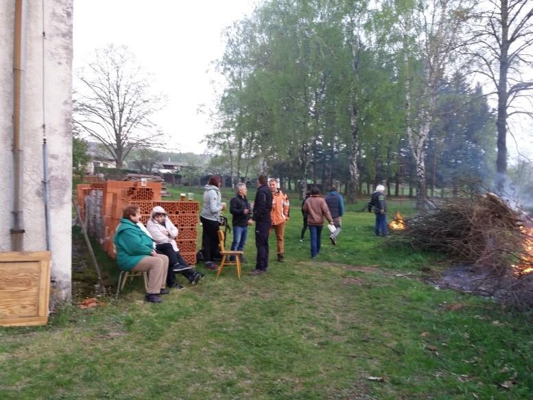 Jak se můžete sami přesvědčit, tak se na mnoha veřejně přístupných a udržovaných trávnících i cestách stále častěji objevují zapáchající psí exkrementy, které majitelé psů zapomněli