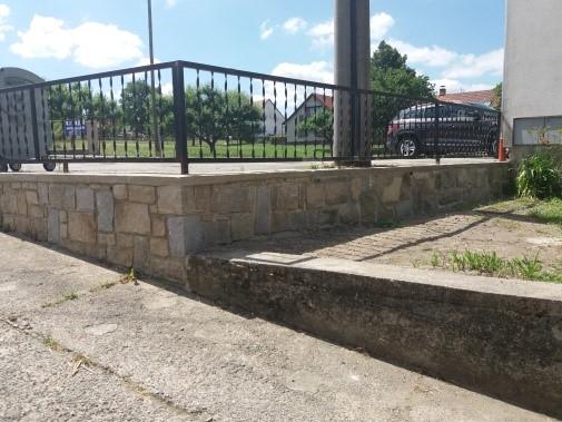 ke zvýšení poplatku za psy v obecní vyhlášce a následném zajištění úklidu na náklady obce. A teď něco veselejšího.
