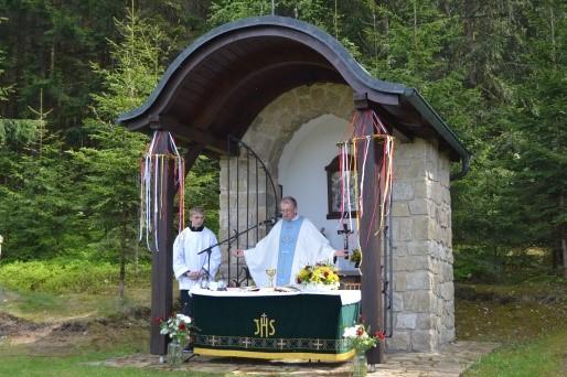 Za tuto dobu se tento stromek tradičních poutních mší pěkně rozkošatěl a letos se dočkal takové výzdoby, jakou si ke svému výročí opravdu