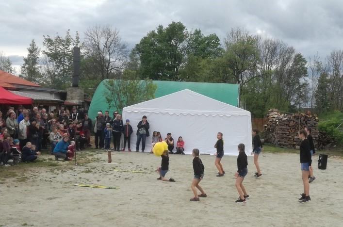 V orchestrální pauze došlo k překvapení, kdy vystoupila taneční skupina mladých dívek a zatančila společné taneční číslo, jako dar pouti a všem přítomným.