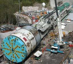Oba stroje razily od jižního portálu. Dodavatel plánoval ražbu 7,9km paralelních tunelů pomocí TBM, zbylých 2,5km mělo být vyraženo konvenčně (stejně jako byla vyražena 2km dlouhá přístupová štola).