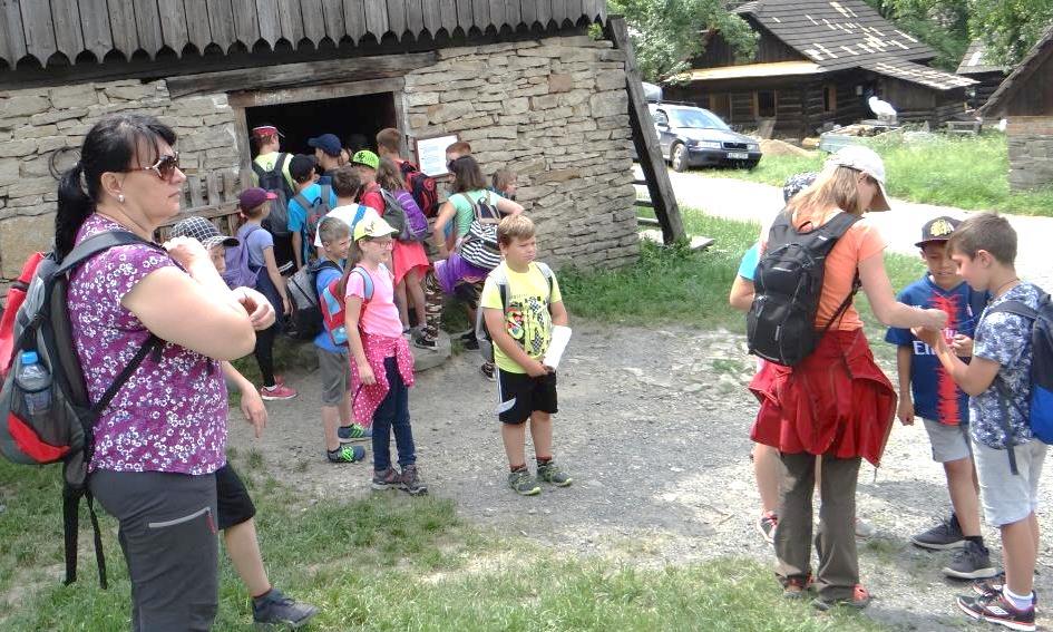 Školní výlet ZÁKLADNÍ ŠKOLA LITULTOVICE Hned v pondělí 17. 6. 2019 se všichni žáci sešli před školou už brzy ráno a vyrazili na společný výlet do Rožnova pod Radhoštěm.