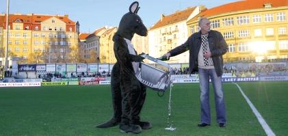 Tento zápas pfiekonal i pfiede lé ligové duely se Slavií a Baníkem Ostrava.