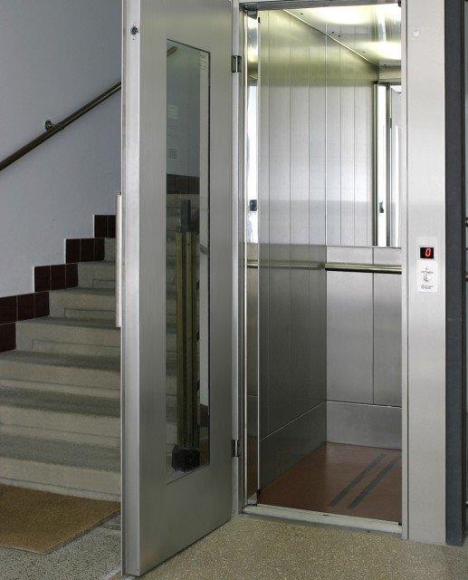 Osobní výtahy Především pro dopravu osob Nejčastěji pro 4 osoby Osobní rychlovýtahy (pro 6 12 osob) Úpravy pro invalidy Dodržet minimální rozměry 1100/1400 Světlá