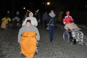 Rozsvěcení stromu z různých Některé korálky jsou drobné a nenápadné, jiné září