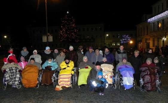 náměstí našeho města. Venku bylo pořádně studeno, ovšem po sněhových vločkách ani památka. Ale nám zima nevadila.