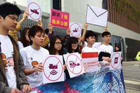 義工們便四出走訪香港的渡輪碼頭和購物商場, 呼籲市民支持保護珍貴的中華白海豚 Vera 分享道 : 我的工作讓我了解到海豚是何等的可愛和友善 我明白牠們逼切需要我們施予援手, 故此便決定站出來幫助牠們 今次是 Vera 首次參與同類型的行動 : 看見這麼多人關注 Ruby 的情況, 願意為海豚發聲,