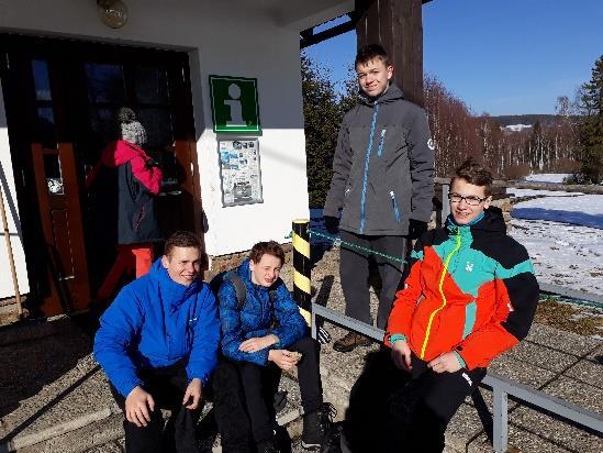 Popelkové. Žáci ze 4. D Jany Mohňanské se představili s vlaječkou světových zemí. Taneční přestávku si užily všechny děti na tanečním parketě mezi další částí programu.