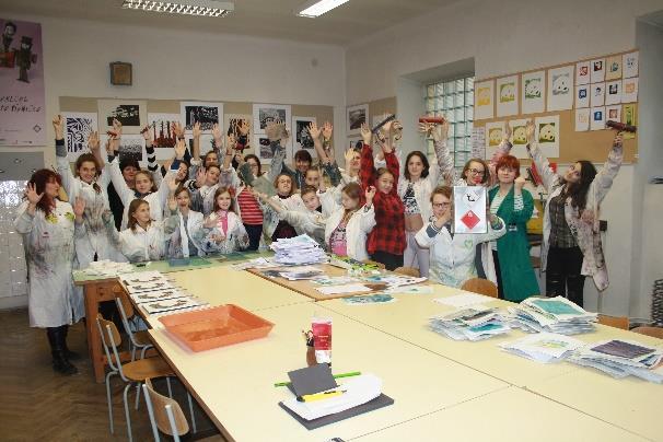 V tomto školním roce jsme si pro obdivování, malování a focení přírody vybrali období babího léta, září. Na téma VODA jsme se během našeho kurzu v přírodě snažili podívat z různých úhlů.