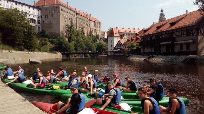Zájemcům z 9.ročníků nabízíme vodácký kurz. I v letošním roce jsme splouvali Vltavu v úseku Vyšší Brod Boršov nad Vltavou na kánoích. Kurzu se zúčastnilo 23 žáků pod vedením pane učitele R.