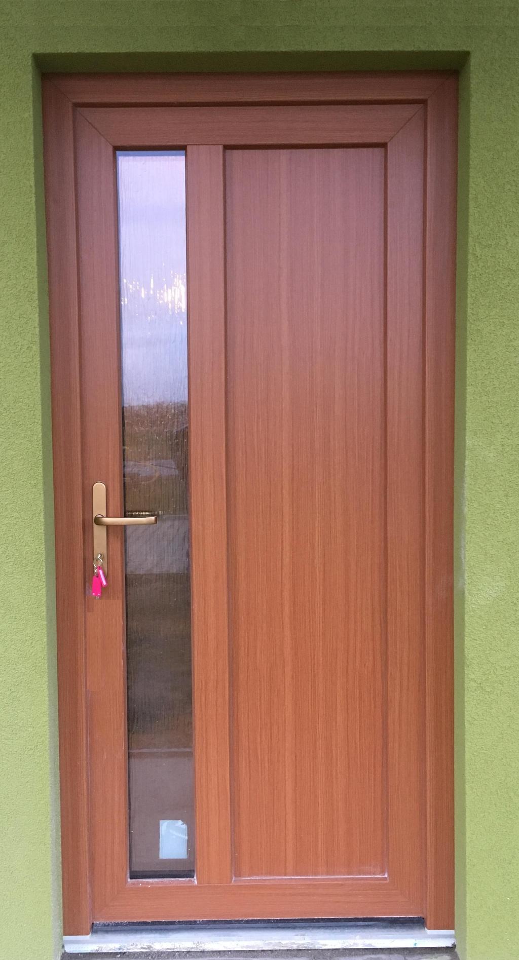Vchodové dveře plastové, dveřní výplň s prosklením u kliky kůra bronz kování klika klika, široký štítek s překrytím cylindrické vložky 7 komorový profil vnější strana dveří barevná fólie/vnitřní