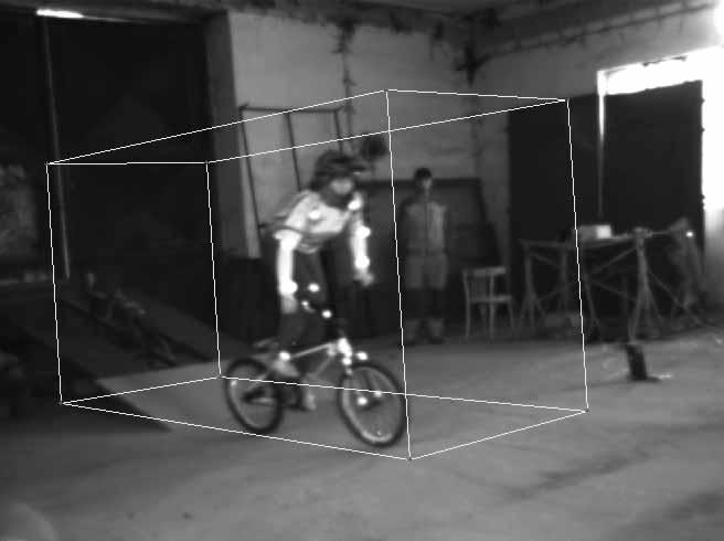 Obr. 2: Kalibrační kvádr Testované osoby byly opatřeny reflexními kuličkami, které umožnily snadnější vyhodnocení videozáznamu.