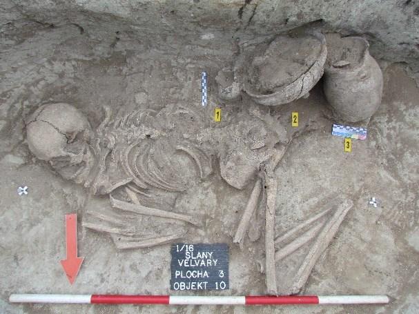 jednoho z bohatších hrobů byly například nalezeny zbytky bronzového kopí a nátepní destička, součást výbavy lukostřelce.