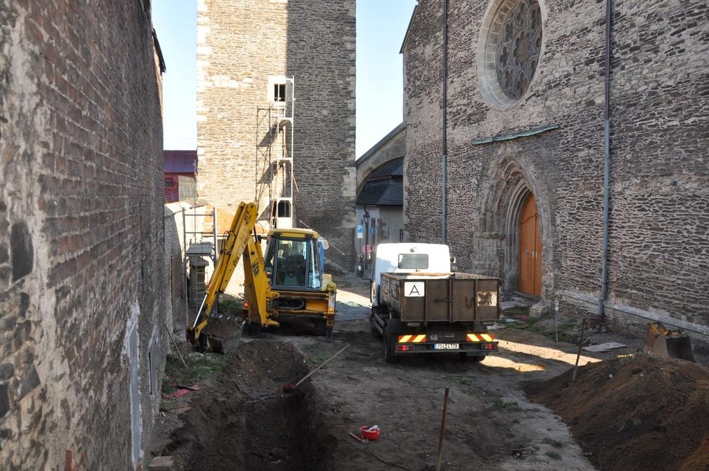 Začátek výzkumu u kostela sv. Bartoloměje v Kolíně (okr. Kolín). Foto ARÚ Výzkumy na předpolí dolu Bílina (detašované pracoviště Žatec, Jakubská 661, 438 01 Žatec; vedoucí P.