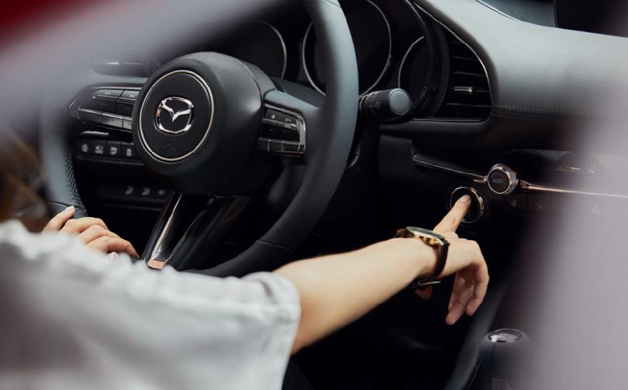 HOSPODÁRNOST PODPORA SYSTÉM MAZDA MḋHYBRID: POKROČILÁ REKUPERACE ENERGIE Nový 24voltový systém Mazda M-Hybrid, standardně kombinovaný se zážehovými motory, produkuje elektrickou energii při jízdě na